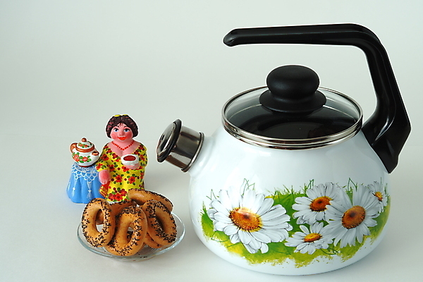 포토 JPG 해외이미지 전통 식기 음료 백그라운드 탁자 주방용품 주택 따뜻함 요리 사람없음 장식 빛 금속 주방 흰색 클래식 찻주전자 호루라기 데이지 함선 고립 따뜻한음료 해외포토 꽃 컬러 가구 생활용품 컨셉 배_교통 재질 주전자 건물 파일형식 이미지허브