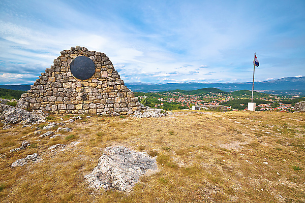 포토 JPG 해외이미지 전통 유럽 건축양식 자연 산 안테나 파노라마 풍경 사람없음 건물 여름 파란색 도시풍경 교회 여행객 마을 탑 골짜기 놀람 바위 도시 성 역사 언덕 타운 크로아티아 달마시안 드론 옛날 절정 해외포토 건축물 계절 건축 감정 나라 컬러 통신 종교건축 촬영기법 표정 사람 돌_바위 개 생태계 파일형식 이미지허브