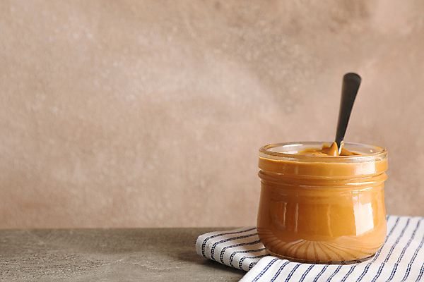 포토 JPG 해외이미지 유리병 디저트 실내 사람없음 숟가락 꽂음 땅콩버터 베이지색배경 카피스페이스 해외포토 음식 백그라운드 병_용기 수저 내부 공백 베이지색 파일형식 스프레드_음식 이미지허브