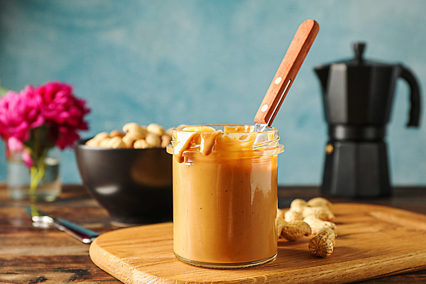 포토 JPG 해외이미지 그릇 유리병 디저트 실내 사람없음 숟가락 꽃병 커피포트 파란배경 땅콩 꽂음 나무도마 땅콩버터 해외포토 식기 꽃 음식 백그라운드 주전자 병_용기 도마 수저 내부 목재 파란색 견과류 파일형식 스프레드_음식 이미지허브