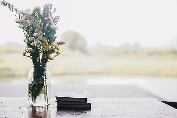 포토 JPG 해외이미지 식물 꽃 꽃다발 창문 유리 탁자 사람없음 목재 장식 책 꽃병 벚꽃 다발 해외포토 나무 가구 재료 재질 파일형식 이미지허브