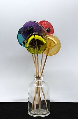 포토 JPG 해외이미지 음식 무지개 오렌지 아침 디저트 막대사탕 사탕 사람없음 빨간색 초록색 파란색 컬러풀 노란색 활발 원형 막대기 달콤 맛 해외포토 주간 자연요소 도형 컬러 컨셉 과일 파일형식 이미지허브