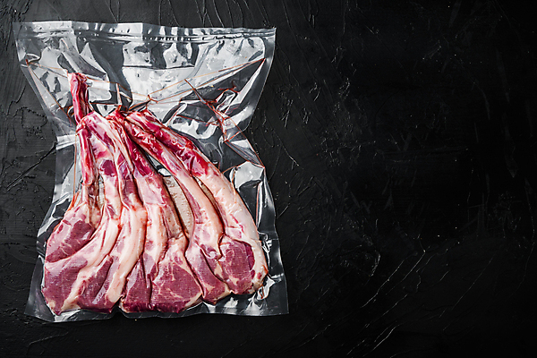 포토 JPG 해외이미지 음식 포장 검은배경 실내 생고기 육류 사람없음 신선 날것 양고기 양갈비 진공포장 해외포토 백그라운드 식재료 내부 검은색 진공 파일형식 이미지허브