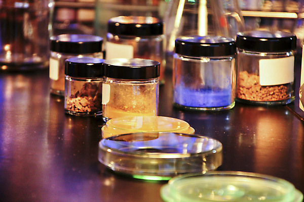 포토 JPG 해외이미지 과학 유리 흑백 실험 사람없음 약 반사 장비 기구 물방울 공구 투명 액체 실험실 생명공학 컨테이너 가득함 과학자 플라스크 분석 측정 생물학 비커 미생물 유리그릇 튜브 발견 조제 화학물질 해외포토 직업 그릇 교육 산업 컨셉 의학 재질 생물 촬영기법 실험기구 도구 화학 만들기 학자 파일형식 이미지허브