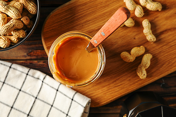 포토 JPG 해외이미지 유리병 디저트 실내 사람없음 하이앵글 숟가락 땅콩 꽂음 나무도마 나무탁자 땅콩버터 해외포토 음식 뷰포인트 탁자 병_용기 도마 수저 내부 목재 견과류 파일형식 스프레드_음식 이미지허브