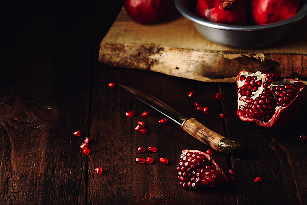 포토 JPG 해외이미지 실내 사람없음 나이프 석류 나무도마 나무탁자 석류알 해외포토 식기 과일 탁자 도마 내부 목재 칼 파일형식 이미지허브