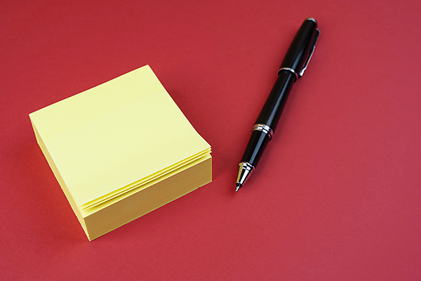 포토 JPG 해외이미지 문구용품 사람없음 펜 사무용품 책상 포스트잇 빨간배경 해외포토 가구 백그라운드 빨간색 필기구 메모지 오브젝트 파일형식 이미지허브