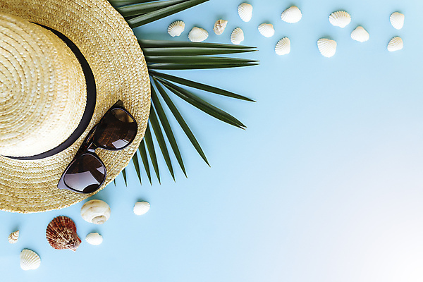 포토 JPG 해외이미지 스튜디오촬영 사람없음 선글라스 조개껍데기 오브젝트 밀짚모자 야자수잎 카피스페이스 해외포토 모자_잡화 안경 잎 조개 실내 공백 파일형식 이미지허브 이미지허브