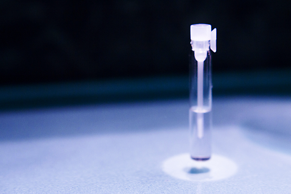 포토 JPG 해외이미지 백그라운드 신체 유리 사람없음 뷰티 유행 화장품 흰색 투명 액체 고급 맛 상품 작음 컨테이너 향수 플라스크 오브젝트 향기 냄새 아로마 향 아로마테라피 고립 에센스 쾰른 화학약품 해외포토 산업 컬러 컨셉 재질 독일 실험기구 화학 크기 테라피 물질 파일형식 이미지허브