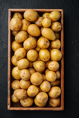 포토 JPG 해외이미지 검은배경 감자 실내 사람없음 하이앵글 나무상자 가득함 담기 해외포토 뷰포인트 백그라운드 채소 모션 내부 상자 검은색 파일형식 이미지허브