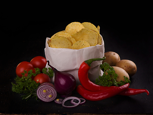 포토 JPG 해외이미지 식재료 검은배경 실내 사람없음 종이봉투 담기 감자칩 해외포토 백그라운드 모션 봉투 내부 과자 검은색 칩_음식 파일형식 이미지허브