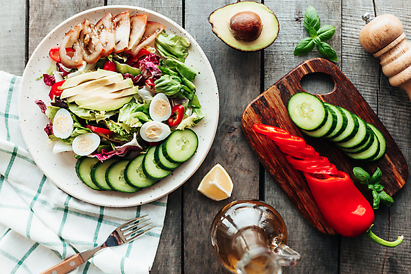 포토 JPG 해외이미지 라이프스타일 접시 음식 조각 백그라운드 포크 컨셉 잎 토마토 채소 재료 오이 도마 건강 요리 사람없음 목재 빨간색 초록색 수건 주방 정원 샐러드 신선 그룹 맛 상추 자르기 먹기 레몬 날것 소금 후추 바질 아보카도 고립 카피스페이스 해외포토 나무 식물 식기 컬러 과일 모션 주방용품 생활 위생용품 공백 향신료 파일형식 이미지허브