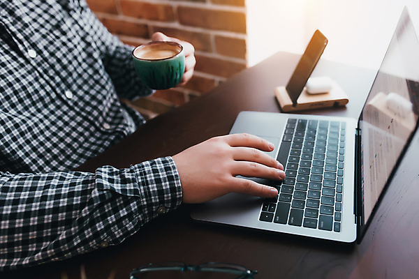 포토 JPG 해외이미지 직업 라이프스타일 남자 안경 커피 백그라운드 인터넷 비즈니스 사업가 통신 탁자 설계 주택 실내 사람 앉기 성인 사람없음 내부 컵 금융 노트북 컴퓨터 사무실 디지털 공책 웹 업무 작업 비즈니스맨 소프트포커스 연결 종업원 책상 경영자 멀리 온라인 프리랜서 해외포토 식기 잡화 음료 가구 컨셉 모션 문구용품 촬영기법 건물 생활 경제 전자제품 직장인 리더 파일형식 이미지허브