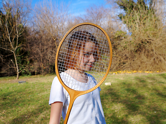 포토 JPG 해외이미지 백인 직업 응시 여자 스포츠 포즈 백그라운드 놀이 건강 한명 미소 사람 운동 경쟁 테니스 게임 흰색 라켓 테니스라켓 배드민턴 스쿼시 법정 해외포토 서양인 1 시선 스포츠용품 컬러 컨셉 표정 구기 파일형식 이미지허브