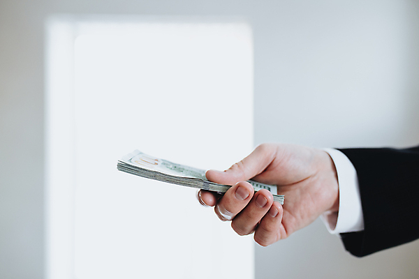 포토 JPG 해외이미지 1 손 종이 백그라운드 컨셉 셔츠 지폐 돈 비즈니스 성공 실내 사람 정장 사람없음 금융 경제 쇼핑 쌓기 달러 미국 저축 잡기 재산 소프트포커스 심볼 보따리 투자 결제 흙더미 계산서 욕심 월급 대출 빚 고립 세금 수입 해외포토 옷 상의 북아메리카 모션 촬영기법 내부 신체부위 흙 파일형식 더미 이미지허브