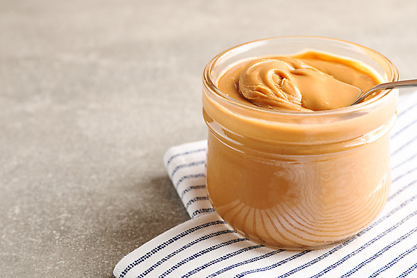 포토 JPG 해외이미지 회색배경 유리병 디저트 실내 사람없음 숟가락 땅콩버터 해외포토 음식 백그라운드 병_용기 수저 내부 회색 파일형식 스프레드_음식 이미지허브