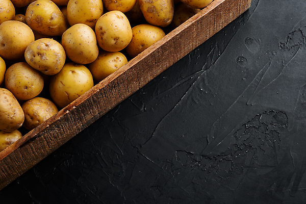 포토 JPG 해외이미지 검은배경 감자 실내 사람없음 나무상자 가득함 담기 카피스페이스 해외포토 백그라운드 채소 모션 내부 상자 검은색 공백 파일형식 이미지허브