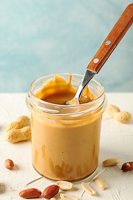 포토 JPG 해외이미지 유리병 디저트 실내 사람없음 숟가락 파란배경 땅콩 땅콩버터 해외포토 음식 백그라운드 병_용기 수저 내부 파란색 견과류 파일형식 스프레드_음식 이미지허브