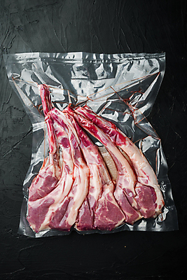 포토 JPG 해외이미지 음식 포장 검은배경 실내 생고기 육류 사람없음 신선 날것 양고기 양갈비 진공포장 해외포토 백그라운드 식재료 내부 검은색 진공 파일형식 이미지허브