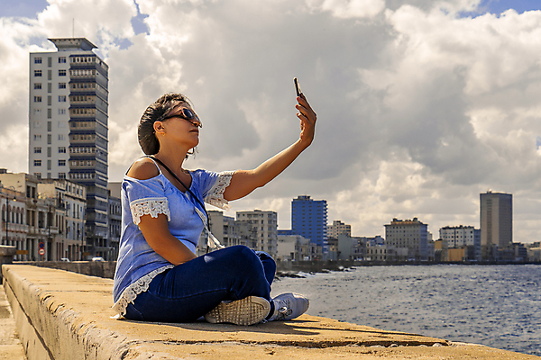 포토 JPG 해외이미지 여자 바다 여행 백그라운드 모바일 휴가 휴식 한명 사람 성인 해변 야외 파란색 스마트폰 핸드폰 선글라스 햇빛 평화 도시 고독 쿠바 아바나 카피스페이스 셀룰러 해외포토 1 감정 안경 컬러 컨셉 전자제품 스마트기기 태양 공백 중앙아메리카 파일형식 이미지허브