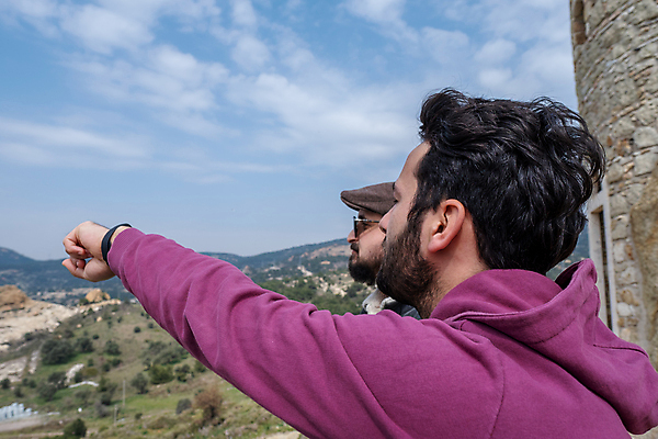 포토 JPG 해외이미지 구름 응시 남자 바다 배낭 하늘 산 함께함 한명 서기 미소 사람 상반신 성인 야외 옆모습 친구 하이킹 하이커 성인남자한명만 카피스페이스 해외포토 자연요소 1 시선 뷰포인트 여행 컨셉 가방 관계 모션 레저 표정 공백 남자한명만 성인남자만 파일형식 이미지허브