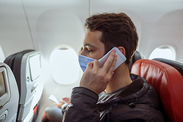 포토 JPG 해외이미지 백인 남자 얼굴 여행 인터넷 의자 비즈니스 통신 교통시설 모바일 휴가 비행기 실내 가면 한명 앉기 내부 가로 스마트폰 핸드폰 잡기 보호 공항 도착 전화기 항공 출발 승객 대패 수하물 해외포토 서양인 1 가구 교통 컨셉 항공교통 모션 대중교통 사람 신체부위 전자제품 스마트기기 시설 파일형식 이미지허브