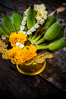 포토 JPG 해외이미지 꽃 아시아 종교 문화 음식 잎 꽃무늬 패턴 불교 과일 태국 자연 쟁반 바나나 사람없음 초록색 노란색 금속 화환 흰색 기도 신선 원형 황금 우아함 심볼 받침대 오브젝트 스타일 해외포토 도형 식물 나라 컬러 컨셉 무늬 재질 생태계 파일형식 이미지허브