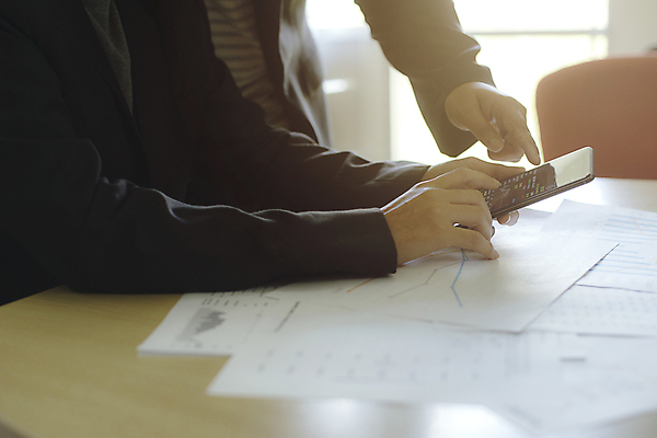 포토 JPG 해외이미지 직업 손 백그라운드 컨셉 돈 인터넷 비즈니스 통신 통계 회의 모바일 그래프 사람없음 금융 노트북 스마트폰 핸드폰 컴퓨터 사무실 디지털 스크린 공연 네트워크 시장 계획 주식 위험 가격 분석 무역 투자 감시 온라인 회계 경영 마케팅 투자자 해외포토 산업 이벤트 신체부위 경제 전자제품 스마트기기 재산 파일형식 이미지허브