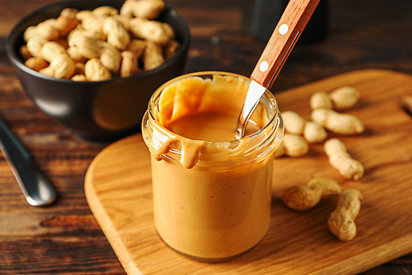 포토 JPG 해외이미지 그릇 유리병 디저트 실내 사람없음 숟가락 땅콩 나무도마 나무탁자 땅콩껍질 땅콩버터 해외포토 식기 음식 탁자 병_용기 도마 수저 내부 목재 견과류 껍질 파일형식 스프레드_음식 이미지허브