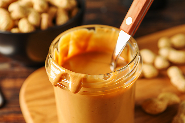 포토 JPG 해외이미지 그릇 유리병 디저트 실내 근접촬영 사람없음 아웃포커스 숟가락 땅콩 나무도마 나무탁자 땅콩버터 해외포토 식기 음식 뷰포인트 탁자 병_용기 도마 촬영기법 수저 내부 목재 견과류 파일형식 스프레드_음식 이미지허브