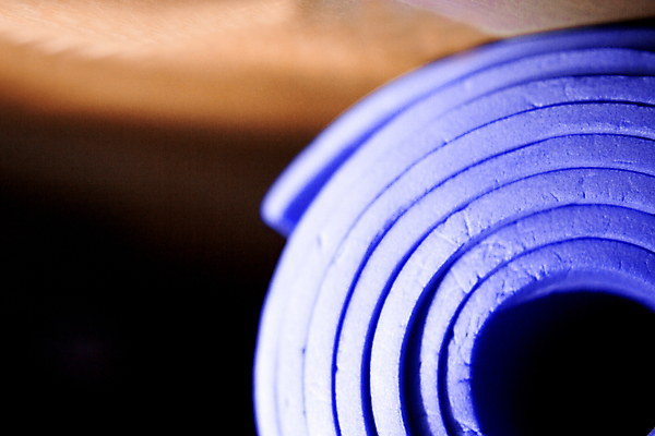 포토 JPG 해외이미지 라이프스타일 선 스포츠 거실 요가 휴식 바닥 실내 건강 사람 사람없음 파란색 운동 카펫 활발 장비 매트 연습 명상 체육관 롤 개성 에어로빅 고무 패드 필라테스 해외포토 웰빙 컬러 컨셉 내부 생활 춤 파일형식 이미지허브