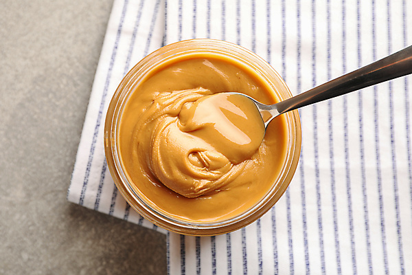 포토 JPG 해외이미지 회색배경 유리병 디저트 실내 사람없음 하이앵글 숟가락 땅콩버터 해외포토 음식 뷰포인트 백그라운드 병_용기 수저 내부 회색 파일형식 스프레드_음식 이미지허브