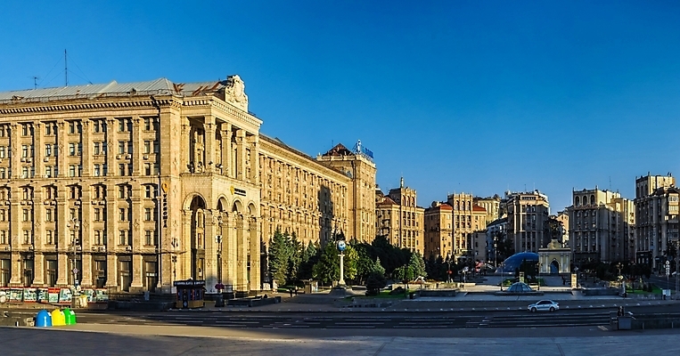 포토 JPG 해외이미지 유럽 여행 건축양식 호텔 아침 천사 사람없음 건물 여름 도시풍경 맑음 산책 기둥 도시 역사 정사각형 천연기념물 명승지 우크라이나 해외포토 주간 도형 건축물 계절 건축 나라 숙소 날씨 휴식 풍경 파일형식 이미지허브