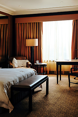 포토 JPG 해외이미지 리조트 실내 사람없음 인테리어 소파 침실 침대 스탠드 커튼 고급 창가 원형탁자 해외포토 디자인 가구 컨셉 의자 창문 탁자 조명 내부 파일형식 이미지허브