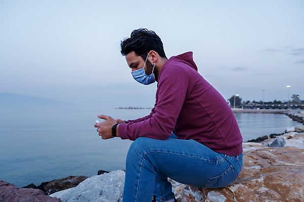 포토 JPG 해외이미지 백인 학생 라이프스타일 남자 스포츠 파도 바다 여행 인터넷 하늘 모바일 휴가 휴식 세포 건강 가면 한명 사람 앉기 성인 야외 물 여름 전자제품 스마트폰 핸드폰 스크린 잡기 서핑 연결 스마트 해외포토 자연요소 서양인 1 계절 컨셉 모션 생활 스마트기기 수상스포츠 파일형식 이미지허브
