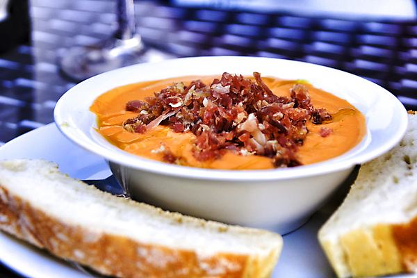 포토 JPG 해외이미지 식기 접시 음식 빵 백그라운드 다이어트 토마토 채소 오렌지 탁자 파슬리 건강 요리 사람없음 빨간색 침묵 추위 시골 신선 도자기 체리 사발 스페인 수프 지중해 올리브 햄 날것 토핑 성분 삶기 숙성 스페인어 안달루시아 해외포토 열매 유럽 바다 컬러 가구 과일 육류 소리 사기그릇 파일형식 이미지허브