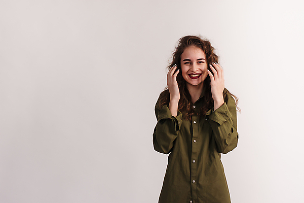 포토 JPG 해외이미지 백인 모델 학생 손 응시 여자 행복 감정 얼굴 백그라운드 갈색머리 미소 사람 성인 사람없음 뷰티 유행 믿음 놀람 기쁨 흰색 표현 입 호기심 흥분 머리장식 고립 카피스페이스 해외포토 서양인 헤어스타일 시선 컬러 컨셉 표정 신체부위 장식 공백 파일형식 이미지허브