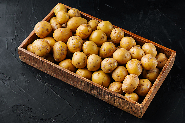 포토 JPG 해외이미지 검은배경 감자 실내 사람없음 나무상자 가득함 담기 해외포토 백그라운드 채소 모션 내부 상자 검은색 파일형식 이미지허브