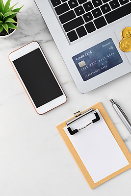 포토 JPG 해외이미지 식물 화분 비즈니스 사람없음 노트북 스마트폰 펜 동전 신용카드 흰배경 문서 서류판 카피스페이스 해외포토 백그라운드 돈 금융 전자제품 핸드폰 스마트기기 필기구 사무용품 공백 흰색 파일형식 이미지허브