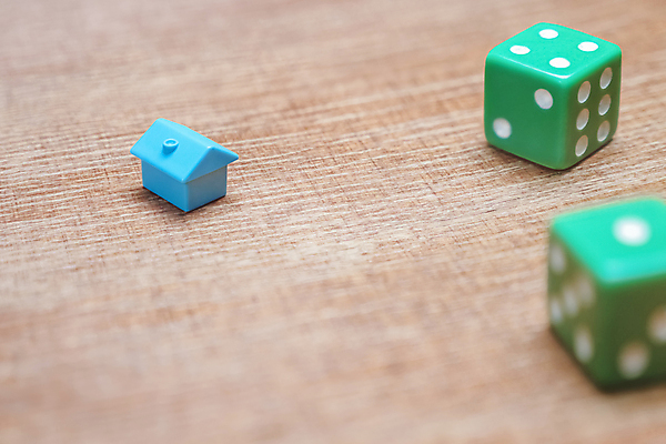 포토 JPG 해외이미지 부동산 실내 사람없음 주사위 나무탁자 집모양 주택청약 청약 해외포토 모양 탁자 내부 경제 재산 파일형식 이미지허브