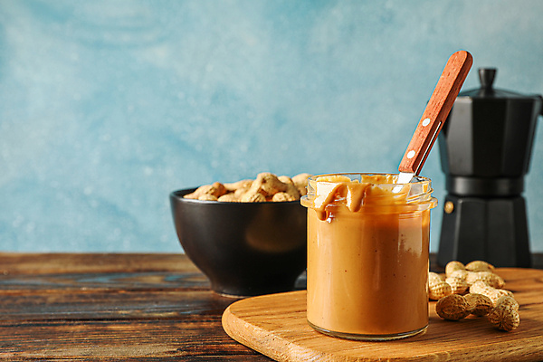 포토 JPG 해외이미지 그릇 유리병 디저트 실내 사람없음 숟가락 커피포트 파란배경 땅콩 나무도마 땅콩버터 해외포토 식기 음식 백그라운드 주전자 병_용기 도마 수저 내부 목재 파란색 견과류 파일형식 스프레드_음식 이미지허브