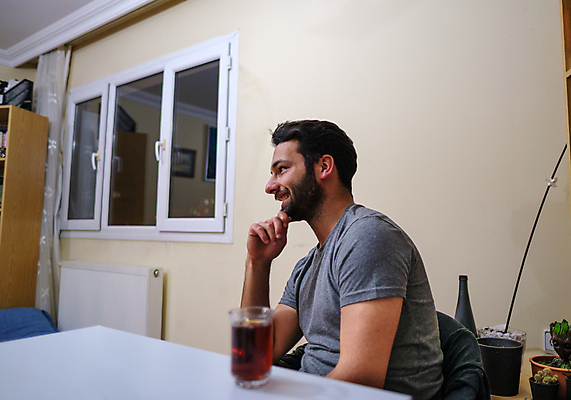 포토 JPG 해외이미지 백인 라이프스타일 커플 응시 남자 행복 어린이 2 거실 가정 가족 휴식 아파트 주택 함께함 실내 한명 미소 사람 앉기 성인 내부 가로 30대 친구 소파 기쁨 방 흰색 잡기 차 해외포토 서양인 1 시선 감정 음료 컬러 컨셉 의자 관계 모션 표정 건물 생활 장년 파일형식 이미지허브