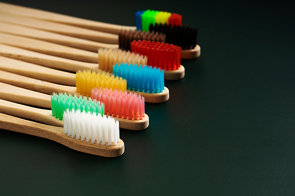 포토 JPG 해외이미지 검은배경 사람없음 칫솔 오브젝트 에코 친환경 일렬 에코라이프 위생관리 친환경제품 카피스페이스 대나무칫솔 다회용품 해외포토 라이프스타일 백그라운드 관리 위생용품 환경 검은색 공백 재활용품 파일형식 이미지허브