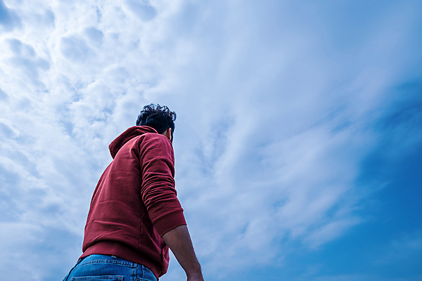 포토 JPG 해외이미지 주간 백인 구름 라이프스타일 응시 남자 행복 로우앵글 청소년 하늘 성공 함께함 한명 서기 사람 성인 야외 가로 파란색 컬러풀 햇빛 맑음 에너지 잡기 자신감 각도 카피스페이스 해외포토 자연요소 서양인 1 시선 감정 뷰포인트 컬러 컨셉 모션 날씨 생활 태양 공백 파일형식 이미지허브