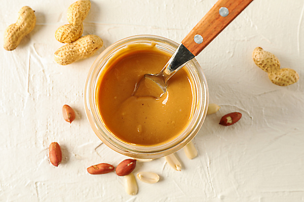 포토 JPG 해외이미지 유리병 디저트 실내 사람없음 하이앵글 숟가락 흰배경 땅콩 꽂음 땅콩껍질 땅콩버터 해외포토 음식 뷰포인트 백그라운드 병_용기 수저 내부 견과류 껍질 흰색 파일형식 스프레드_음식 이미지허브