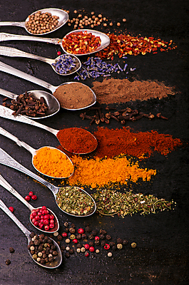 포토 JPG 해외이미지 백그라운드 건조 사람없음 숟가락 검은색 가루 허브 통후추 팔각회향 해외포토 식물 컬러 수저 향신료 후추 파일형식 이미지허브