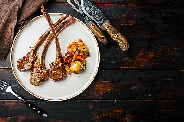 포토 JPG 해외이미지 접시 포크 식재료 실내 사람없음 하이앵글 식칼 양고기 고기포크 양고기구이 카피스페이스 나무배경 해외포토 식기 뷰포인트 백그라운드 주방용품 육류 내부 공백 구이 파일형식 이미지허브