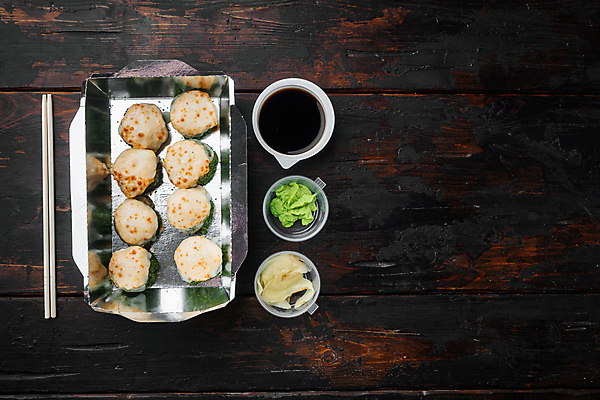 포토 JPG 해외이미지 스튜디오촬영 젓가락 사람없음 초밥 용기 고추냉이 도시락 간장 롤 롤스시 해외포토 그릇 음식 수저 실내 양념 일본음식 파일형식 이미지허브