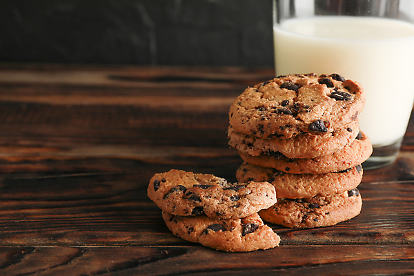 포토 JPG 해외이미지 디저트 사람없음 쌓기 쿠키 우유 초코칩쿠키 해외포토 음식 모션 유제품 초코칩 초코쿠키 파일형식 이미지허브