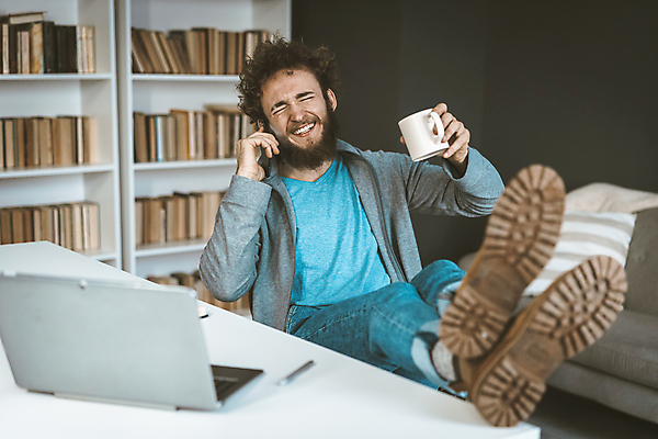 포토 JPG 해외이미지 백인 직업 학생 라이프스타일 남자 행복 안경 인터넷 비즈니스 사업가 통신 노동자 주택 직장 실내 한명 미소 사람 앉기 성인 노트북 컴퓨터 사무실 디지털 공책 타이핑 업무 비즈니스맨 자신감 무선전화기 책상 경영자 바쁨 부름 온라인 프리랜서 해외포토 서양인 1 잡화 감정 가구 회사 모션 문구용품 표정 내부 건물 생활 전자제품 작업 직장인 전화기 리더 파일형식 이미지허브